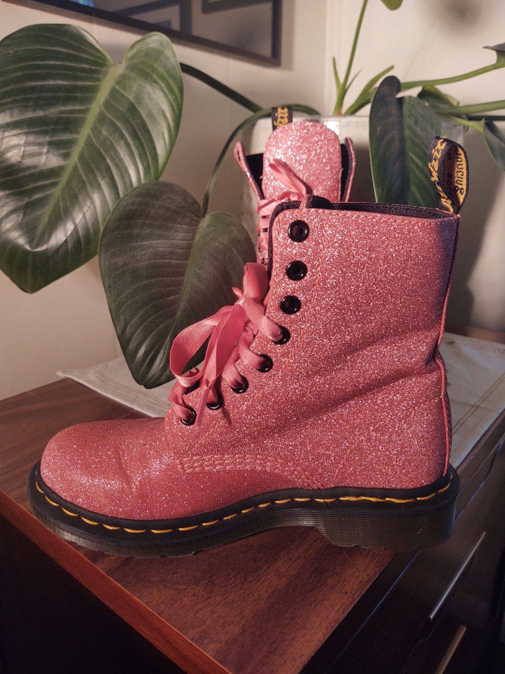 EUC Dr. Martens 1460 Pascal Glitter Pink US 6 AirWair cushioned sole - Picture 2 of 9